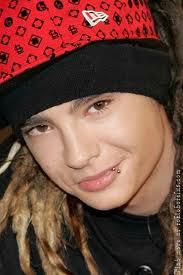 Poze - Cat de scump si inocent pare - Tom Kaulitz